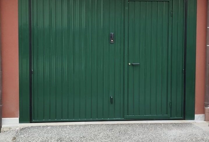 Portone basculante coibentato e motorizzato una soluzione efficiente per rinnovare una chiusura obsoleta